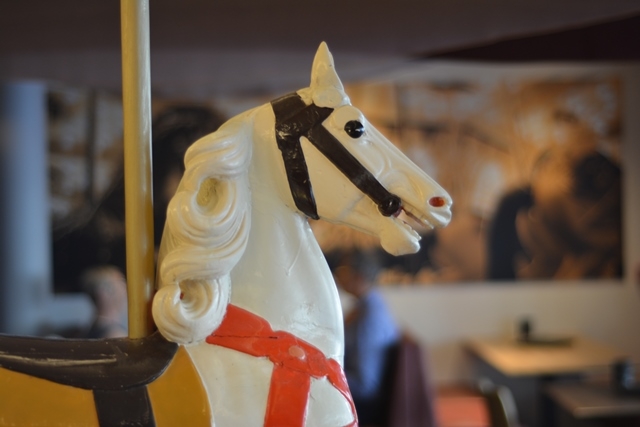 Wit stokpaardje in de restaurant en tearoom Brasserie Carrousel te Nieuwpoort